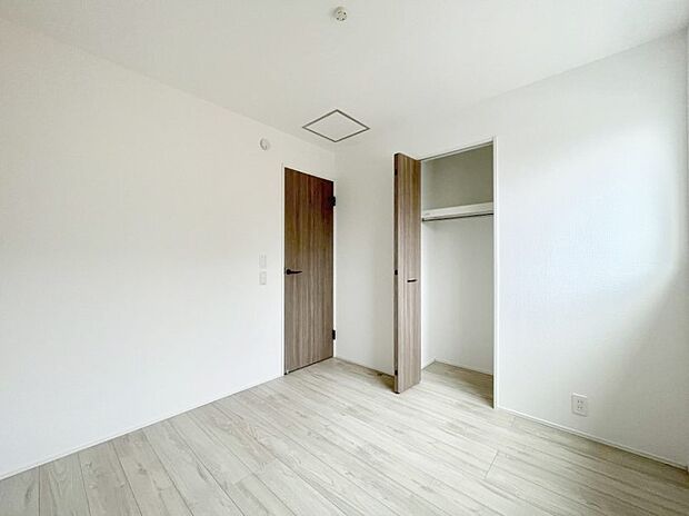 ◆1号棟◆~Bed Room~ 全居室には収納クローゼットを完備!普段使いのお洋服や小物はもちろん、季節物のお洋服などもしっかりと整理整頓おしまい頂けます。 居室空間を広く使用できますね。