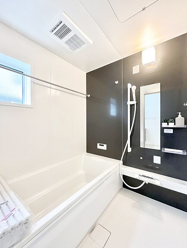 ◆1号棟◆~Bath Room~ 窓付きのバスルームは、採光もあり明るく気持ちの良い空間です。窓があることで、換気環境も良好。ゆったり寛げるバスルームで、毎日のバスタイムが楽しみになりそうです。