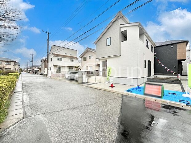 ~Exterior~ 前面道路は閑静な住宅地をはしる車通りの少ない道路。駐車の出し入れもらくらくです!ご不明点・現地見学のご希望は、お気軽にお問い合わせください!
