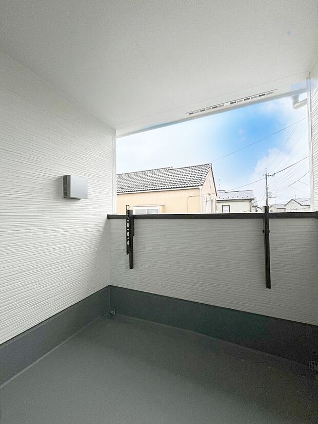 ◆1号棟◆～Balcony～  バルコニーは温かい陽がさしこみ、お布団や洗濯物を気持ちよく干すことができます。  使いやすく開放的なバルコニーです♪陽ざしがたっぷり降り注ぐ、バルコニー付き住まい。  