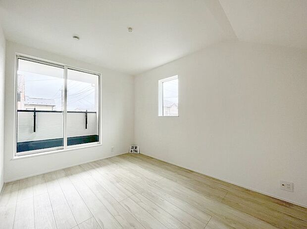 ◆1号棟◆~Bed Room~ 2面採光を確保した明るい室内は、風通しも良く、大変居心地の良い空間となっております。爽やかな風を感じて起きる朝は、快適生活の始まりに!日当たりや通風がとても良い住まい♪