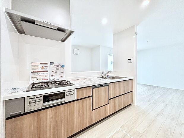 ~Kitchen~ 会話が弾むリビング、料理が愉しくなるキッチン。家は、ただ生活する場ではなく、暮らしを愉しく、快適にする場所。笑顔の毎日、安らぎの日々のために、最新の設備・仕様を採用。