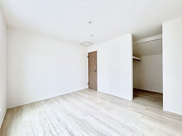 ~Bed Room~ 「今日も一日お疲れ様」とご夫婦でゆったりくつろげる寝室。毎日の家事やお仕事に疲れた日はフカフカのベットで癒されてください。本棚をおいても快適な広さが自慢♪