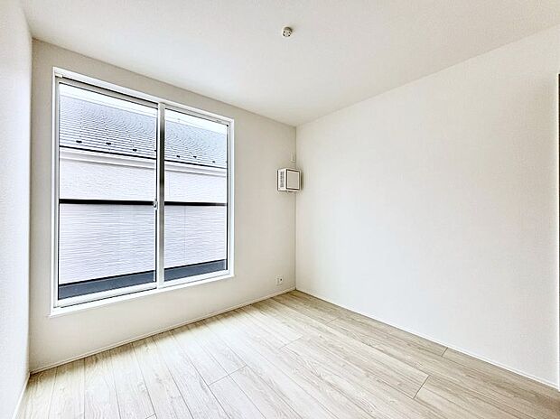 ~Bed Room~ バルコニーからの採光で朝もスッキリ目が覚めそうですね!穏やかな光が差し込む室内には、穏やかな時間が流れます。休日には、落ち着いた空間で自分の趣味を楽しむのはいかがですか。