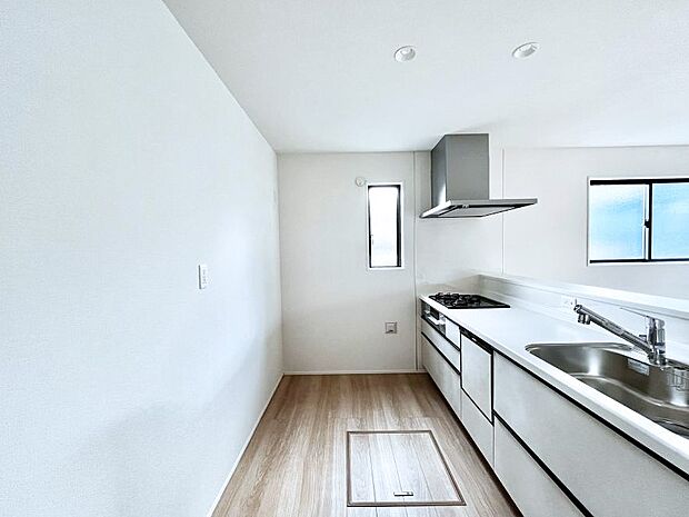 ~Kitchen~ 自然光が入る窓のあるキッチン☆毎日使う場所だからこそ、使い勝手を考慮しました。ゆったりとしたキッチンコーナーは質感豊かな仕上がりとなっております。