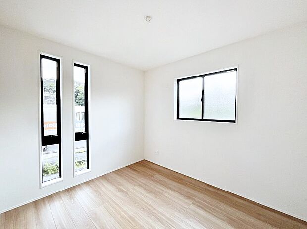 ~Bed Room~ 部屋数が多いのが戸建てのメリットです。ご家族が増えたことで手狭に感じていた住まいも戸建てでは各居室プライバシーを保つことができます。住まいにゆとりが生まれ心もリラックスできます♪