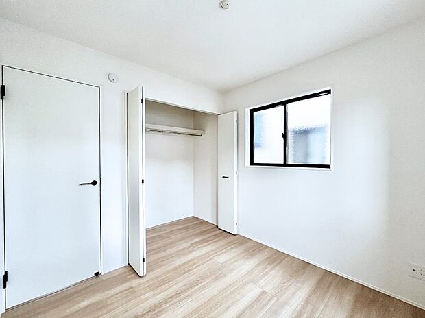 ~Bed Room~ 子供部屋はお子様にとって大変重な役割があります。子供一人で過ごす空間を与えることで、宿題や勉強時間も自然と増えまた自ら部屋の片付けや掃除なども促すことに繋がります。