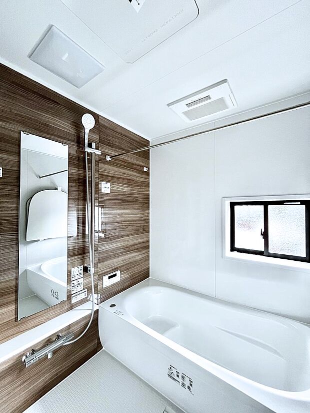 ~Bath Room~ 落ち着いた雰囲気の浴室で明日に向けてリフレッシュ。浴室乾燥機能も付いているので隣の洗濯機置き場で洗い上がった洗濯物を、雨の日も天気を気にせず乾燥させることも可能です。