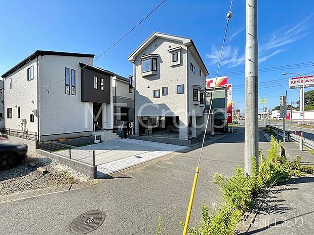 ~Exterior~ 前面道路:北東 4.17m 公道 前面道路は閑静な住宅地をはしる車通りの少ない道路。駐車の出し入れもらくらくです!ご不明点・現地見学のご希望は、お気軽にお問い合わせください!