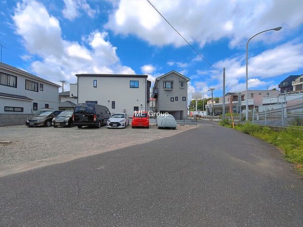 ~Exterior~ 前面道路:北東 4.17m 公道 前面道路は閑静な住宅地をはしる車通りの少ない道路。駐車の出し入れもらくらくです!ご不明点・現地見学のご希望は、お気軽にお問い合わせください!