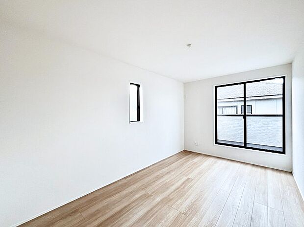 ~Bed Room~ バルコニーからの採光で朝もスッキリ目が覚めそうですね!穏やかな光が差し込む室内には、穏やかな時間が流れます。休日には、落ち着いた空間で自分の趣味を楽しむのはいかがですか。