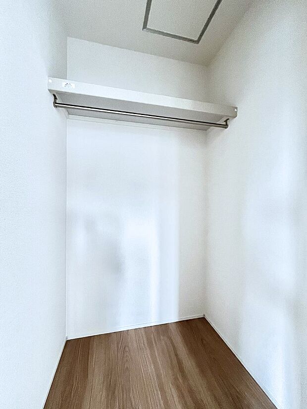 ~Walk-in Closet~ 必要なものやコーディネートを一覧して確認でき、身支度や準備が短時間で済むウォークインクローゼットを設置しました。家の中をすっきりとさせる便利な収納スペースです。