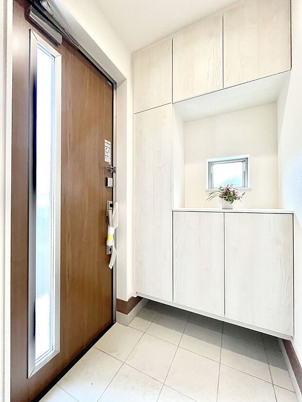 ~Entrance~ 家の中でお客様を迎える最初の場所である玄関は、家の印象そのものです!豊富な玄関収納で、常に綺麗に保つことが出来ます♪玄関にはたっぷり収納の下駄箱を完備!