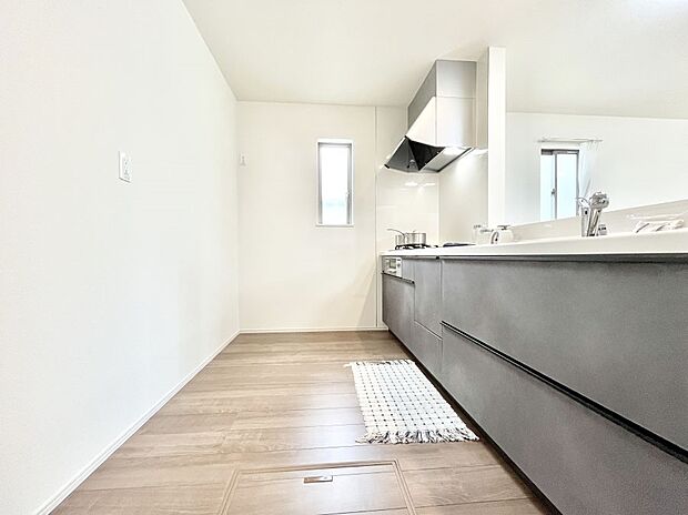 ~Kitchen~ 自然光が入る窓のあるキッチン☆毎日使う場所だからこそ、使い勝手を考慮しました。ゆったりとしたキッチンコーナーは質感豊かな仕上がりとなっております。