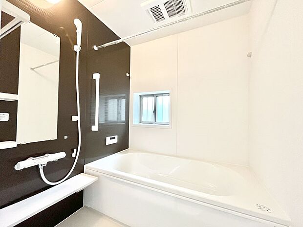 ~Bath Room~ 落ち着いた雰囲気の浴室で明日に向けてリフレッシュ。浴室乾燥機能も付いているので隣の洗濯機置き場で洗い上がった洗濯物を、雨の日も天気を気にせず乾燥させることも可能です。