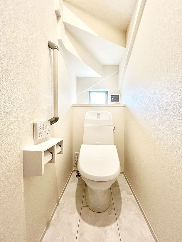 ~Toilet~ 綺麗・スッキリ・快適なウォシュレット付トイレでくつろげる空間です。採光もあり明るく、快適空間となっております♪毎日使う場所だからこその配慮です!