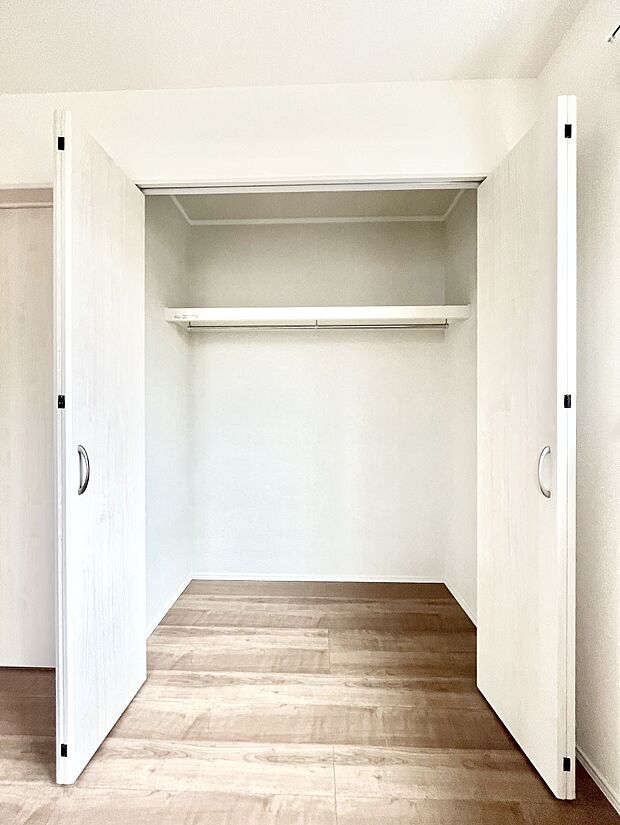 ~Closet~ 壁面クローゼットがあればタンスを置く必要がなく、出っ張りのないスッキリ空間を維持できます。限られたスペースを有効に活用できそう。季節の衣類や趣味の品などたっぷり収納出来ますね♪