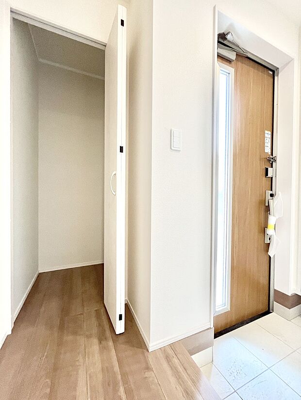 玄関ホール収納です。掃除道具やお出かけ用グッズの収納に便利です。
