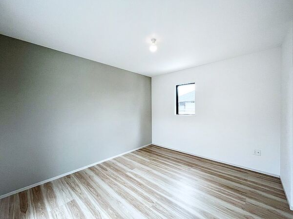 ～Bed Room～　部屋数が多いのが戸建てのメリットです。ご家族が増えたことで手狭に感じていた住まいも戸建てでは各居室プライバシーを保つことができます。住まいにゆとりが生まれ心もリラックスできます♪