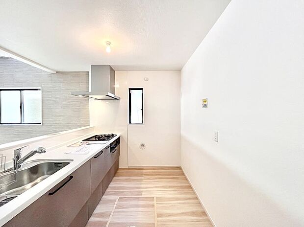~Kitchen~ 自然光が入る窓のあるキッチン☆毎日使う場所だからこそ、使い勝手を考慮しました。ゆったりとしたキッチンコーナーは質感豊かな仕上がりとなっております。