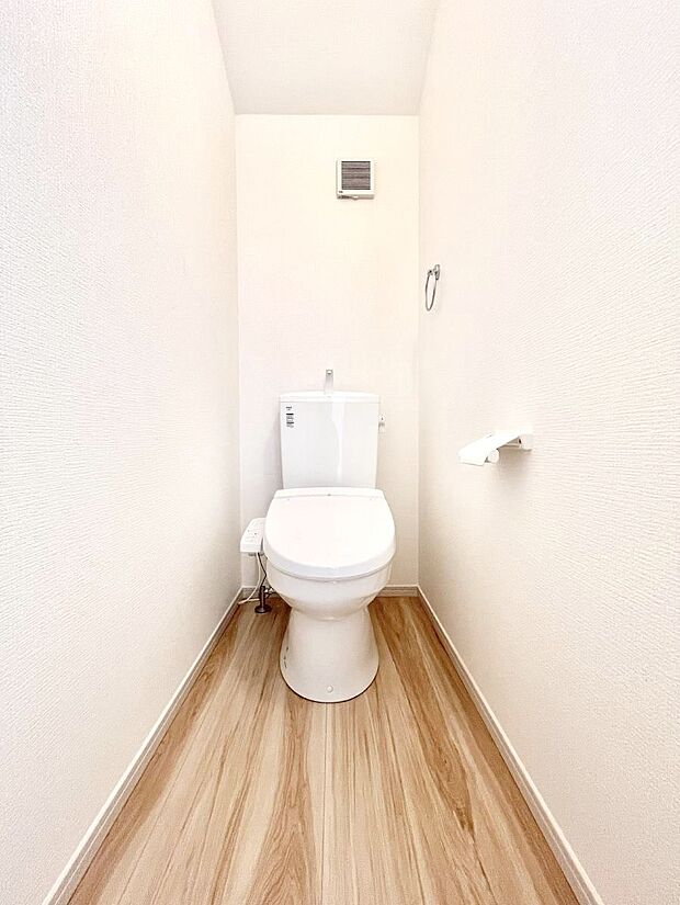 ~Toilet~ 綺麗・スッキリ・快適なウォシュレット付トイレでくつろげる空間です。トイレは毎日使わざるを得ないもの。いつも清潔を保ちたいですね。トイレが2ヶ所あるので朝の混雑時に便利です!