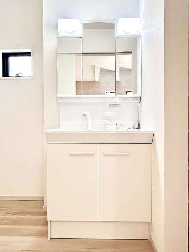 ~Dressing Room~ 暗くなりがちな洗面所も窓があると採光と換気が可能なので気持ちよくお使い頂けます。三面鏡タイプの洗面台は鏡裏収納で散らかりがちな洗面所もスッキリ♪