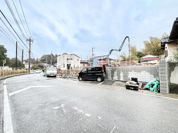 ~Exterior~ 前面道路は閑静な住宅地をはしる車通りの少ない道路。駐車の出し入れもらくらくです!ご不明点・現地見学のご希望は、お気軽にお問い合わせください!