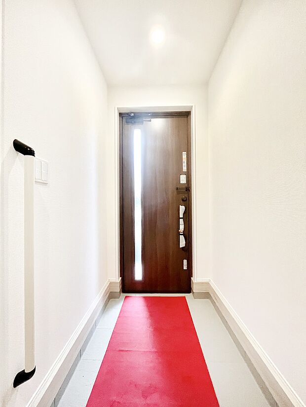◆1号棟◆~Entrance~ 家の中でお客様を迎える最初の場所である玄関は、家の印象そのものです!豊富な玄関収納で、常に綺麗に保つことが出来ます♪玄関にはたっぷり収納の下駄箱を完備!