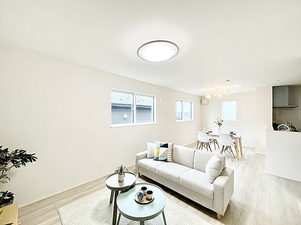 ◆1号棟◆~Living~ 家族の一体感を感じられる広々としたスペース。家族と過ごす時間を大切にする方にピッタリのゆとりの住空間です。お子様が走り回っても安心して見守れます。