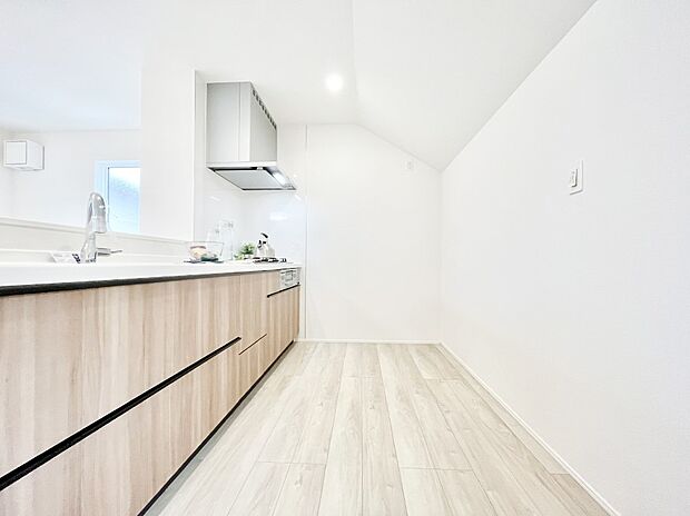 ◆1号棟◆~Kitchen~ 広くて使いやすいキッチンなら家族でいっしょに料理をつくったり、後片付けも手間なくできちゃいます♪収納もたっぷりあるので、いつもすっきりと清潔な印象を保てます。