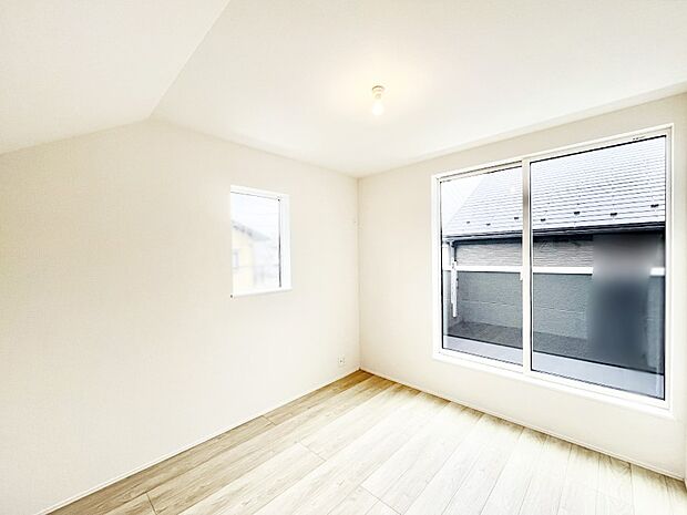 ◆1号棟◆~Bed Room~ バルコニーからの明るい日差しが差し込みます。日照に恵まれたお部屋。柔らかい自然光で朝目覚める暮らしが送れるだろう。また機能的な収納を配置して、片付いた空間も実現出来そう