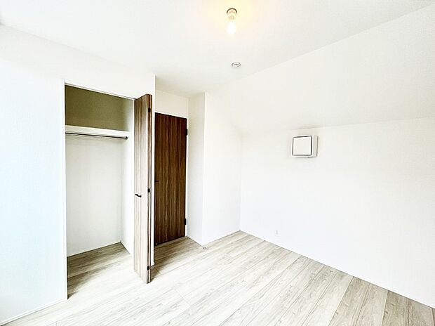 ◆1号棟◆~Bed Room~ 子供部屋はお子様にとって大変重な役割があります。子供一人で過ごす空間を与えることで、宿題や勉強時間も自然と増えまた自ら部屋の片付けや掃除なども促すことに繋がります。