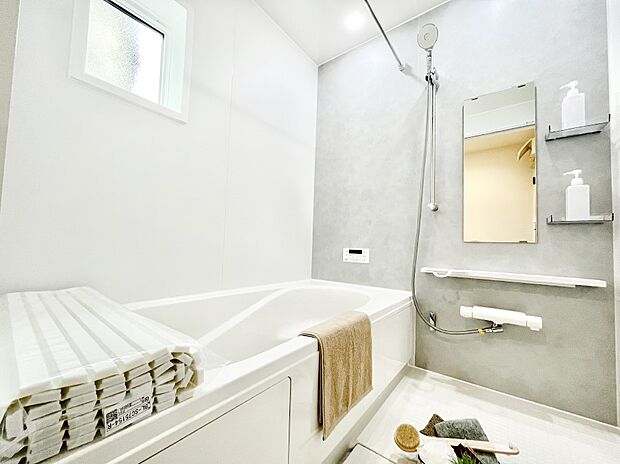 ◆1号棟◆~Bath Room~ 落ち着いた雰囲気の浴室で明日に向けてリフレッシュ。浴室乾燥機能も付いているので隣の洗濯機置き場で洗い上がった洗濯物を、雨の日も天気を気にせず乾燥させることも可能です。
