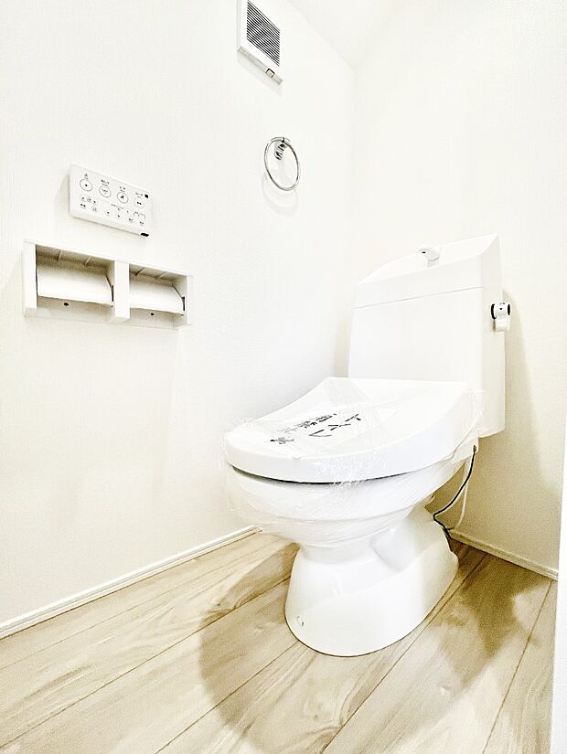 ◆1号棟◆~Toilet~ 綺麗・スッキリ・快適なウォシュレット付トイレでくつろげる空間です。1、2階共にトイレスペース!採光もあり明るく、快適空間となっております♪毎日使う場所だからこその配慮です!