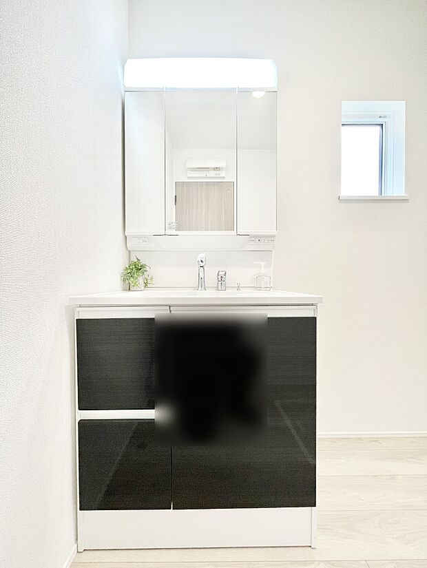 大きく見やすい三面鏡で清潔感ある洗面台は、身だしなみチェックや肌のお手入れにおすすめです。