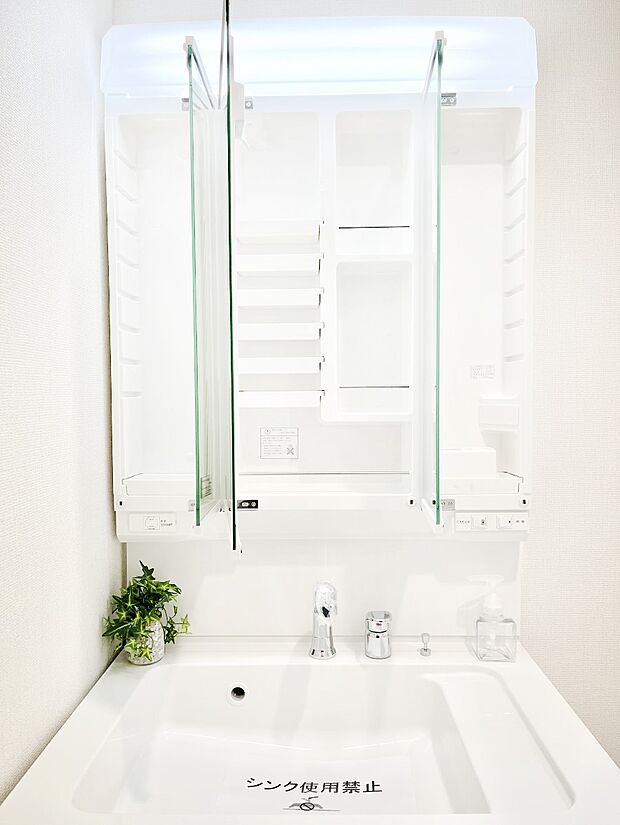 ◆1号棟◆三面鏡の裏に、化粧品や衛生用品などを収納可能。洗面台をすっきりと保ちます!