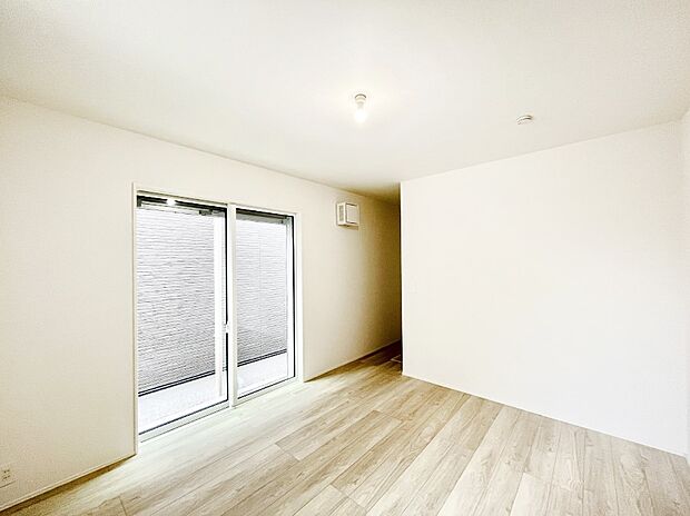 ◆1号棟◆~Bed Room~ 木の温もりがやさしいフローリングは安らぎをもたらすプライベート空間。明るめのフローリングですので、壁紙ともマッチし、お部屋を更に広く見せてくれる効果も。