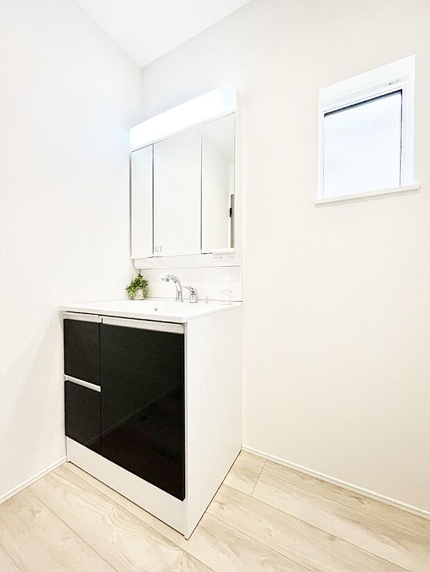 ◆1号棟◆~Dressing Room~ 十分な大きさの洗面台は収納もさる事ながら、身だしなみチェックや歯磨きなど、朝の慌ただしい時間でもホテルライクなスペースで余裕とゆとりを感じて頂けます。