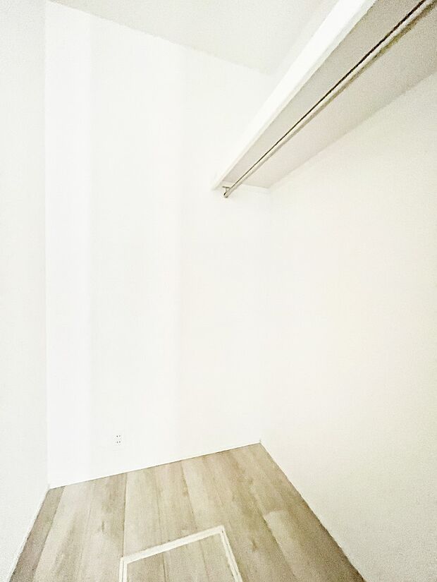 ◆1号棟◆~Walk-in Closet~ たくさんの洋服をかけてもシワになりにくいウォークインクローゼット。洋服以外にも、普段使わない家電やスーツケース、ストック品など何でも片付く嬉しい空間です。