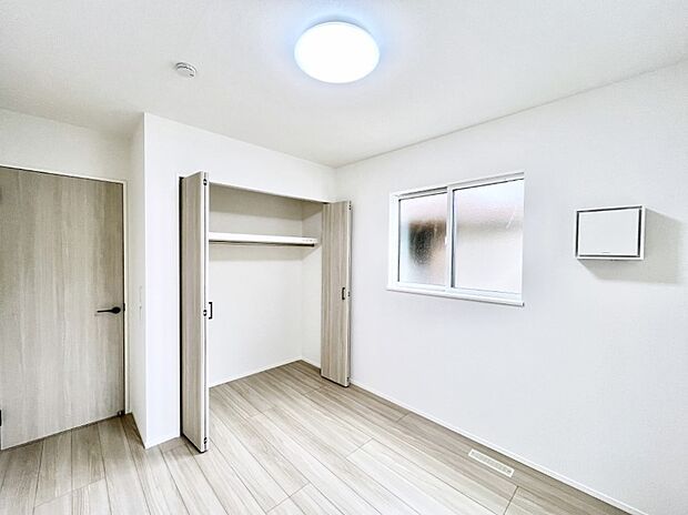 ~Bed Room~ 子供部屋はお子様にとって大変重な役割があります。子供一人で過ごす空間を与えることで、宿題や勉強時間も自然と増えまた自ら部屋の片付けや掃除なども促すことに繋がります。