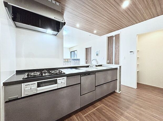 ~Kitchen~ 会話が弾むリビング、料理が愉しくなるキッチン。家は、ただ生活する場ではなく、暮らしを愉しく、快適にする場所。笑顔の毎日、安らぎの日々のために、最新の設備・仕様を採用。