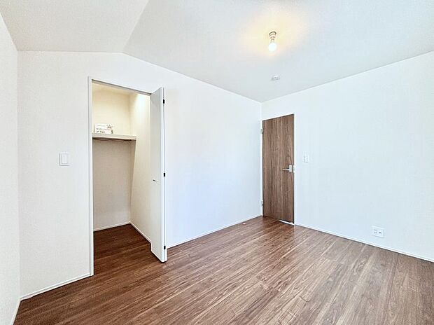~Bed Room~ 全居室には収納クローゼットを完備!普段使いのお洋服や小物はもちろん、季節物のお洋服などもしっかりと整理整頓おしまい頂けます。 居室空間を広く使用できますね。
