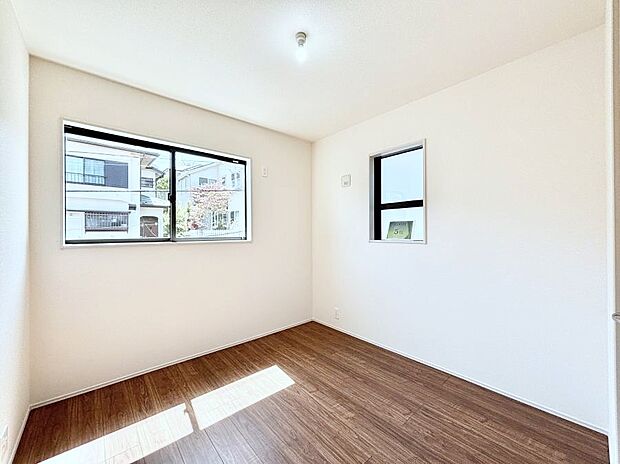 ~Bed Room~ 子供部屋はお子様にとって大変重な役割があります。子供一人で過ごす空間を与えることで、宿題や勉強時間も自然と増えまた自ら部屋の片付けや掃除なども促すことに繋がります。
