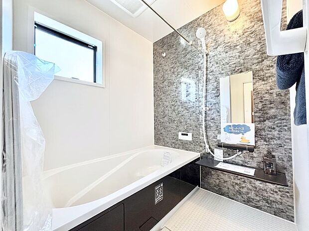 ~Bath Room~ 落ち着いた雰囲気の浴室で明日に向けてリフレッシュ。浴室乾燥機能も付いているので隣の洗濯機置き場で洗い上がった洗濯物を、雨の日も天気を気にせず乾燥させることも可能です。