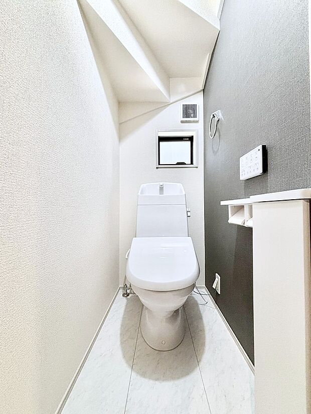 ~Toilet~ 綺麗・スッキリ・快適なウォシュレット付トイレでくつろげる空間です。トイレは毎日使わざるを得ないもの。いつも清潔を保ちたいですね。トイレが2ヶ所あるので朝の混雑時に便利です!