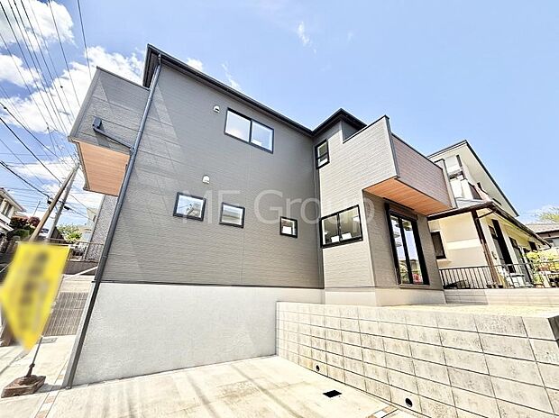 ～Exterior～　堂々たる趣ながら、主張し過ぎずどこか余裕を感じさせるシャープなフォルムで佇む邸宅は、晴天の空と照らし合わせる事で、本来あるべき完成形の姿を見せてくれます。