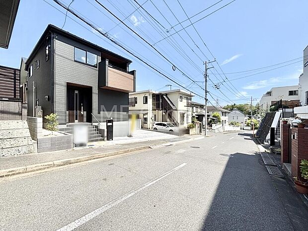 ~Exterior~ 前面道路は閑静な住宅地をはしる車通りの少ない道路。駐車の出し入れもらくらくです!ご不明点・現地見学のご希望は、お気軽にお問い合わせください!