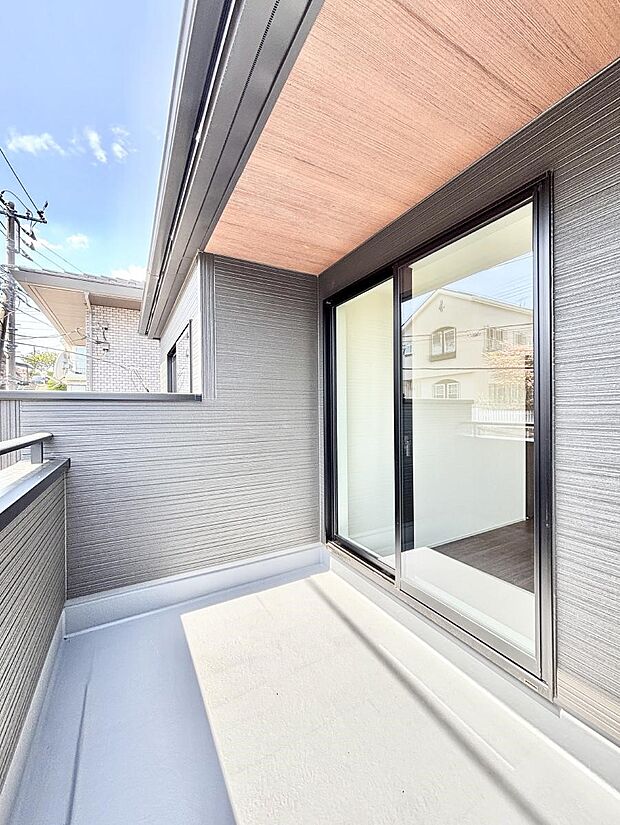 ~Balcony~ バルコニーは温かい陽がさしこみ、お布団や洗濯物を気持ちよく干すことができます。 使いやすく開放的なバルコニーです♪陽ざしがたっぷり降り注ぐ、バルコニー付き住まい。
