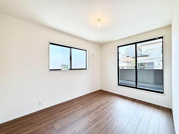 ~Bed Room~ 2面採光を確保した明るい室内は、風通しも良く、大変居心地の良い空間となっております。爽やかな風を感じて起きる朝は、快適生活の始まりに!日当たりや通風がとても良い住まい♪