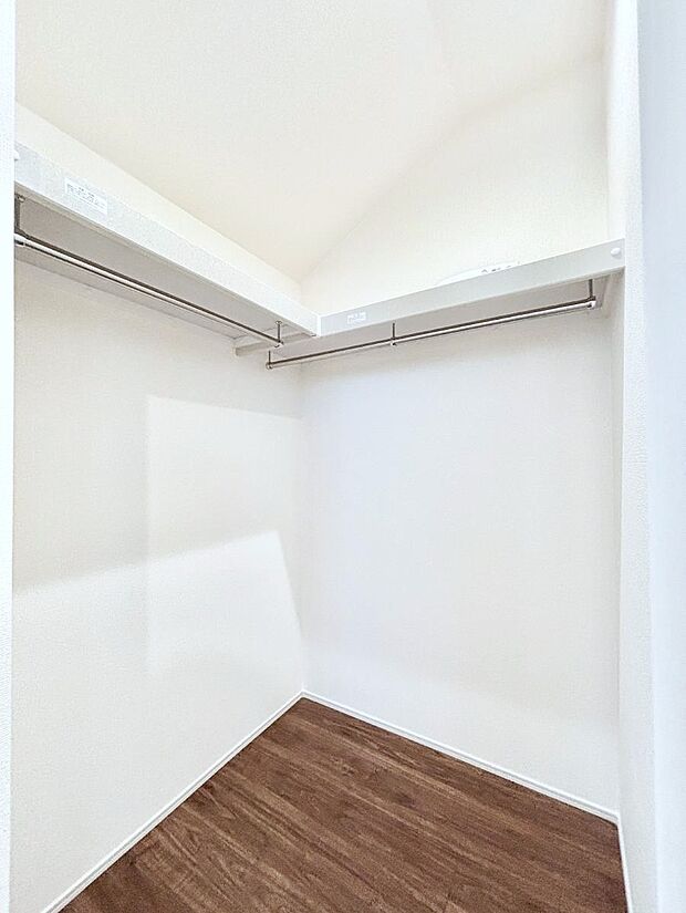 ~Walk-in Closet~ 必要なものやコーディネートを一覧して確認でき、身支度や準備が短時間で済むウォークインクローゼットを設置しました。家の中をすっきりとさせる便利な収納スペースです。